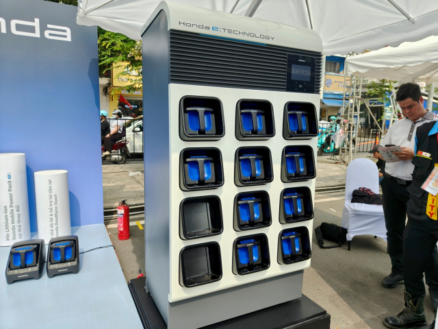 Anh em thấy sao về việc honda việt nam sẽ triển khai tủ đổi pin xe máy điện từ năm 2026 - 1