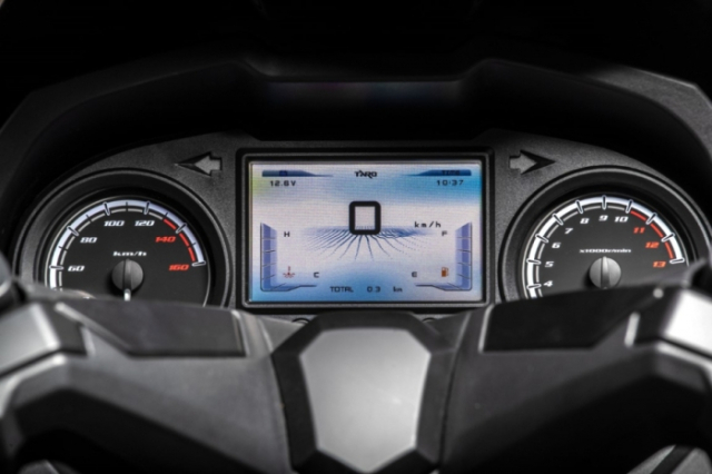 Explorer 300 GT 2026 lo dien Gia hon 100 trieu nhung trang bi khien moi doi thu phai de chung - 6