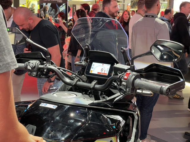 Honda cb1000gt khi mô tô du lịch 1000cc không còn phải hy sinh cảm xúc lái - 3