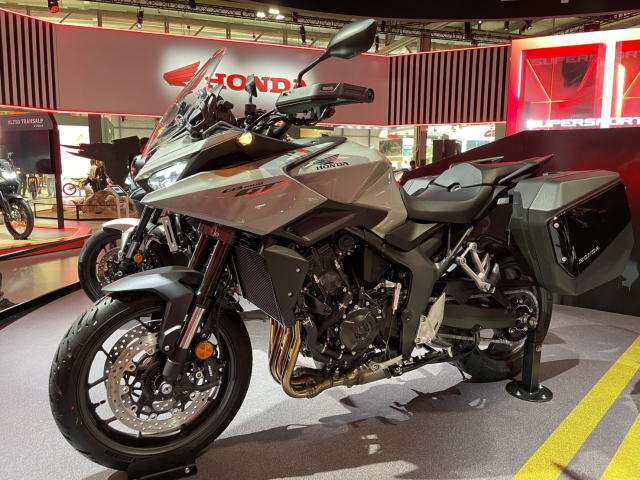 Honda cb1000gt khi mô tô du lịch 1000cc không còn phải hy sinh cảm xúc lái - 5
