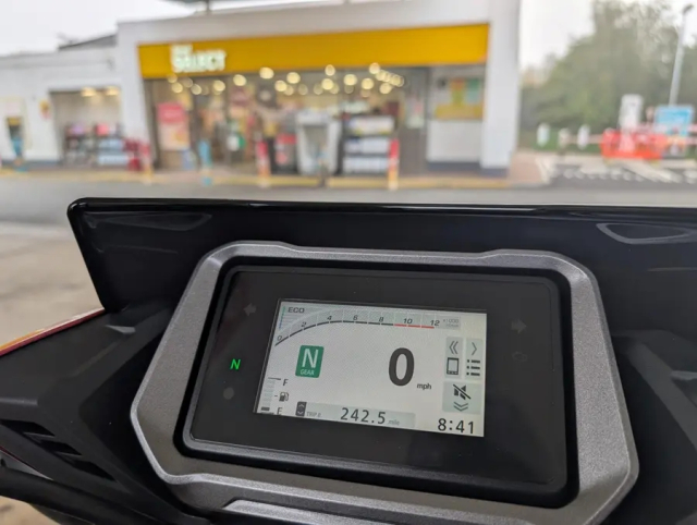 Khám phá chiếc xe côn tay phổ thông đầu tiên của honda trang bị hệ thống dừng tạm thời idling stop - 1