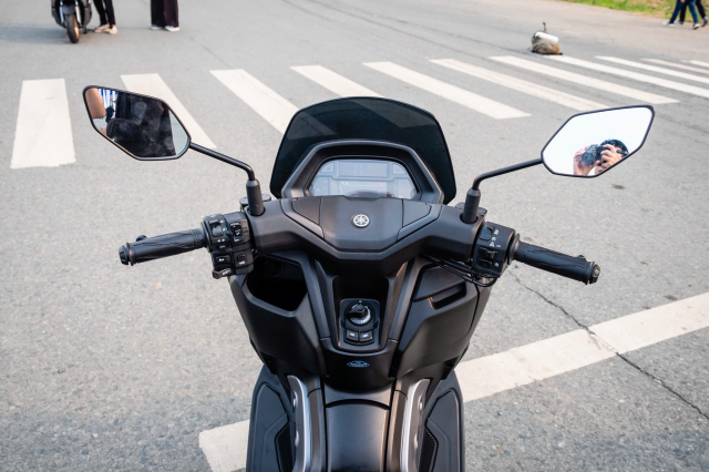 Chenh nhau 10 trieu dong giua Yamaha NMAX 155 Tech Max hay NVX 155 SP Xe nao phu hop voi ban - 15
