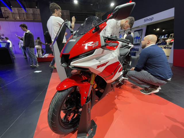 Yamaha tung phoi mau ky niem 70 nam Khi huyen thoai YZFR7 OW02 song lai tren R3 R7 va R9 - 4