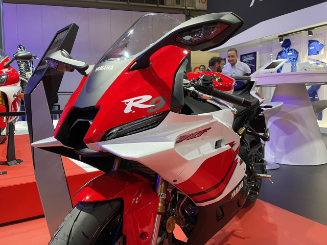 Yamaha tung phoi mau ky niem 70 nam Khi huyen thoai YZFR7 OW02 song lai tren R3 R7 va R9 - 6