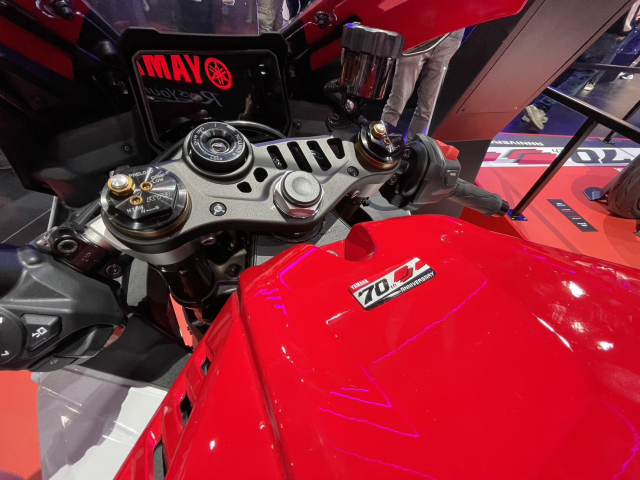 Yamaha tung phoi mau ky niem 70 nam Khi huyen thoai YZFR7 OW02 song lai tren R3 R7 va R9 - 8