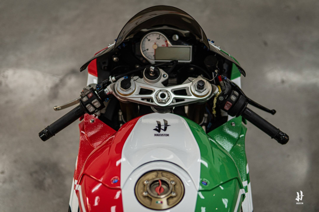 BMW S1000RR khoac ao Y ban do nhin la me cang ngam cang thay dung bai - 4