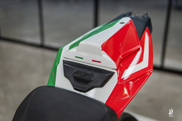 BMW S1000RR khoac ao Y ban do nhin la me cang ngam cang thay dung bai - 6