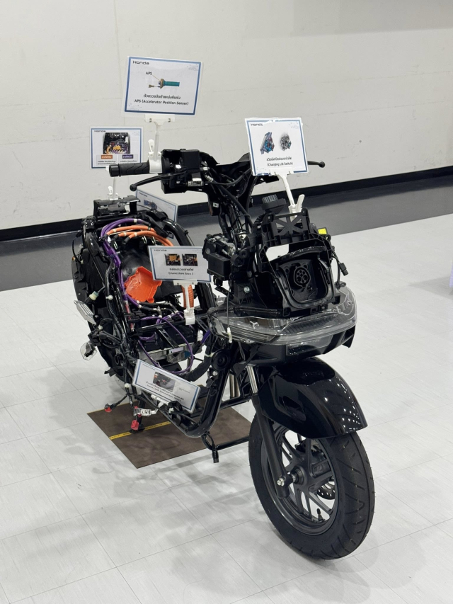 Noi soi chi tiet ben trong Honda UC3 Thoat nhin don gian thao ra thay choang - 4