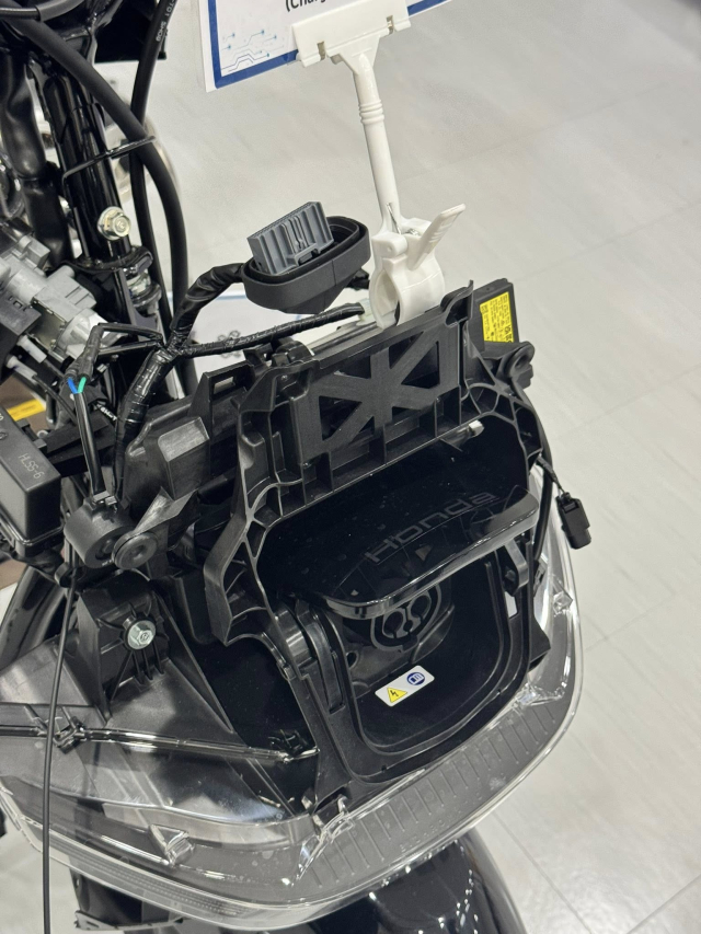 Noi soi chi tiet ben trong Honda UC3 Thoat nhin don gian thao ra thay choang - 10