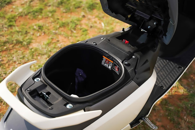 Suzuki công bố giá bán của e-access mẫu xe điện có pin và cách sạc giống honda uc3 - 14