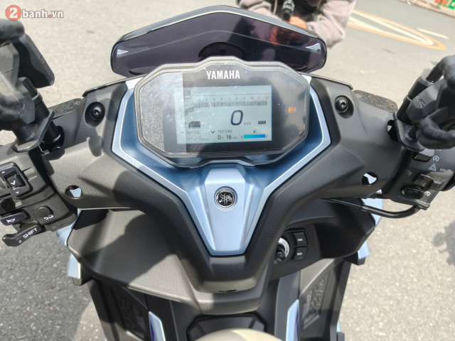 Chenh nhau 10 trieu dong giua Yamaha NMAX 155 Tech Max hay NVX 155 SP Xe nao phu hop voi ban - 14