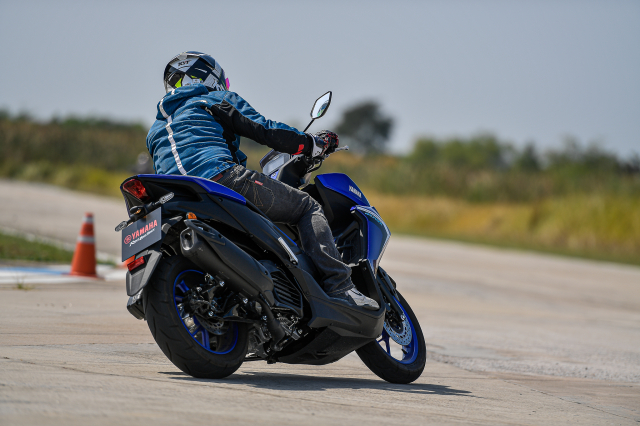 Chenh nhau 10 trieu dong giua Yamaha NMAX 155 Tech Max hay NVX 155 SP Xe nao phu hop voi ban - 17