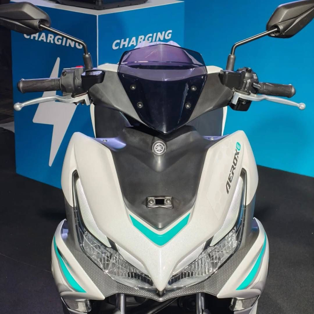 Xe dien Yamaha AeroxE lo gia du kien Dat gap doi xe xang Aerox 155 lieu co xung dang - 4