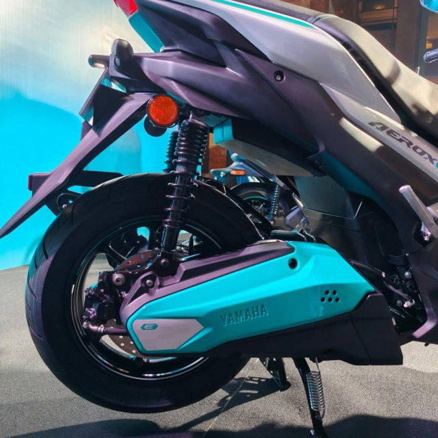 Xe dien Yamaha AeroxE lo gia du kien Dat gap doi xe xang Aerox 155 lieu co xung dang - 6