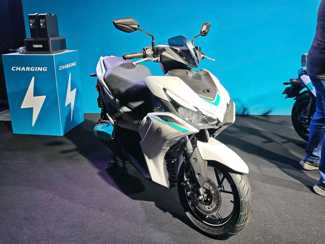 Xe dien Yamaha AeroxE lo gia du kien Dat gap doi xe xang Aerox 155 lieu co xung dang - 12