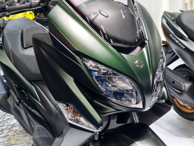 Suzuki burgman 400 2026 ra mắt đổi màu bên ngoài và có nhiều nâng cấp ở bên trong - 1