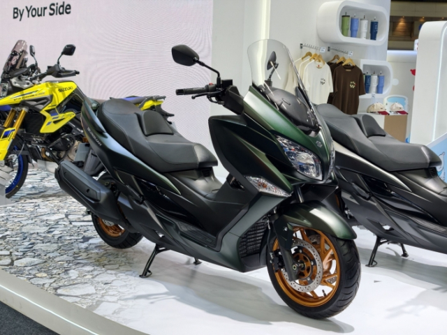 Suzuki burgman 400 2026 ra mắt đổi màu bên ngoài và có nhiều nâng cấp ở bên trong - 4