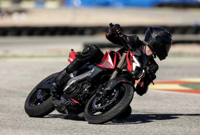 Bajaj Pulsar NS 400 voi 40 ma luc nhieu che do lai nhung gia chi ngang xe 125 - 4