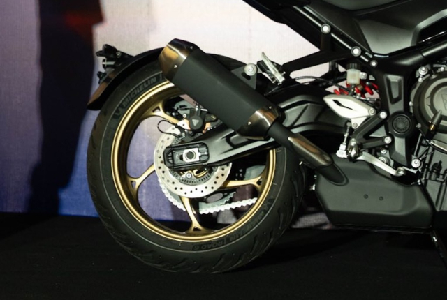 Triumph Trident 800 ve Viet Nam Manh hon va xin hon ban 660 nhung de choi hon Street Triple - 6