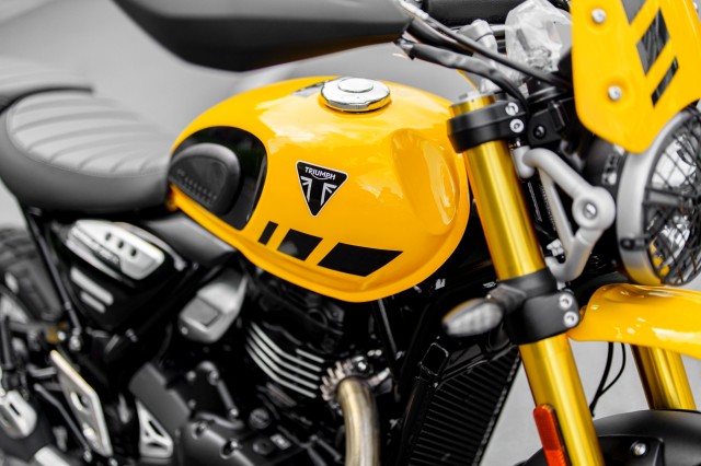 Can canh Triumph Scrambler 400 XC 2026 vua mo ban tai Viet Nam voi muc gia hap dan
