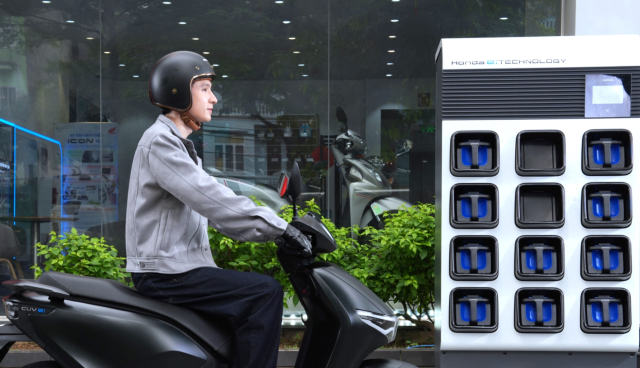 Honda bat dau cuoc choi xe dien thuc su tai Viet Nam voi CUV e UC3 va he thong doi pin toan dien - 17