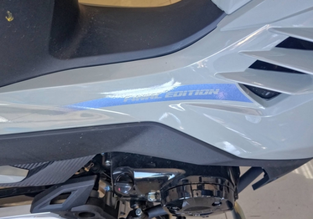 Hinh anh thuc te Honda RS125 Final Edition o dai ly Phien ban cuoi cung co gi dac biet - 3