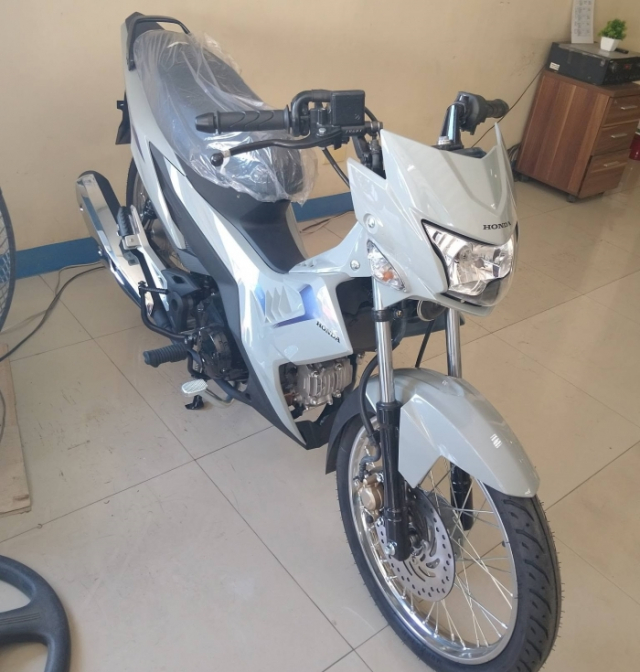 Hinh anh thuc te Honda RS125 Final Edition o dai ly Phien ban cuoi cung co gi dac biet - 7